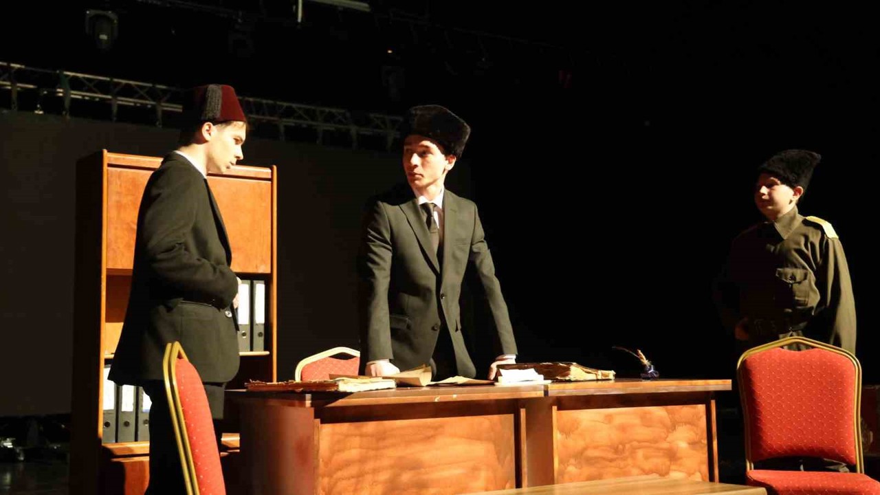 Öğrenciler, Mehmet Akif Ersoy’u  tiyatro ve resim sergisiyle anlattı
