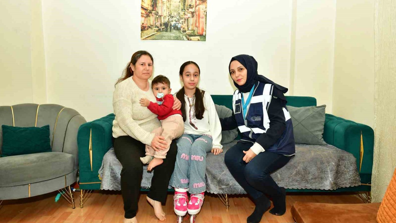 Esenyurt Belediye Başkan Vekili Can Aksoy, 11 yaşındaki Nazlı’ya paten sürprizi
