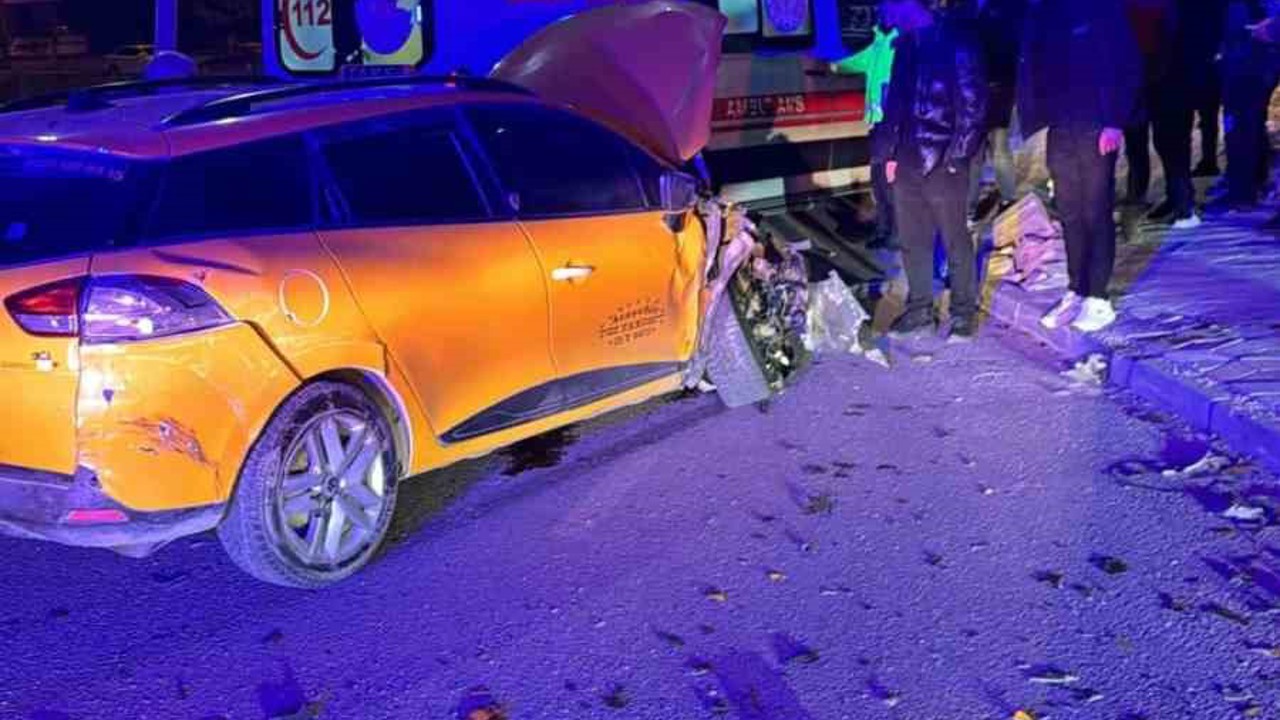 Elazığ’da  hafif ticari araçla taksi çarpıştı: 4 yaralı
