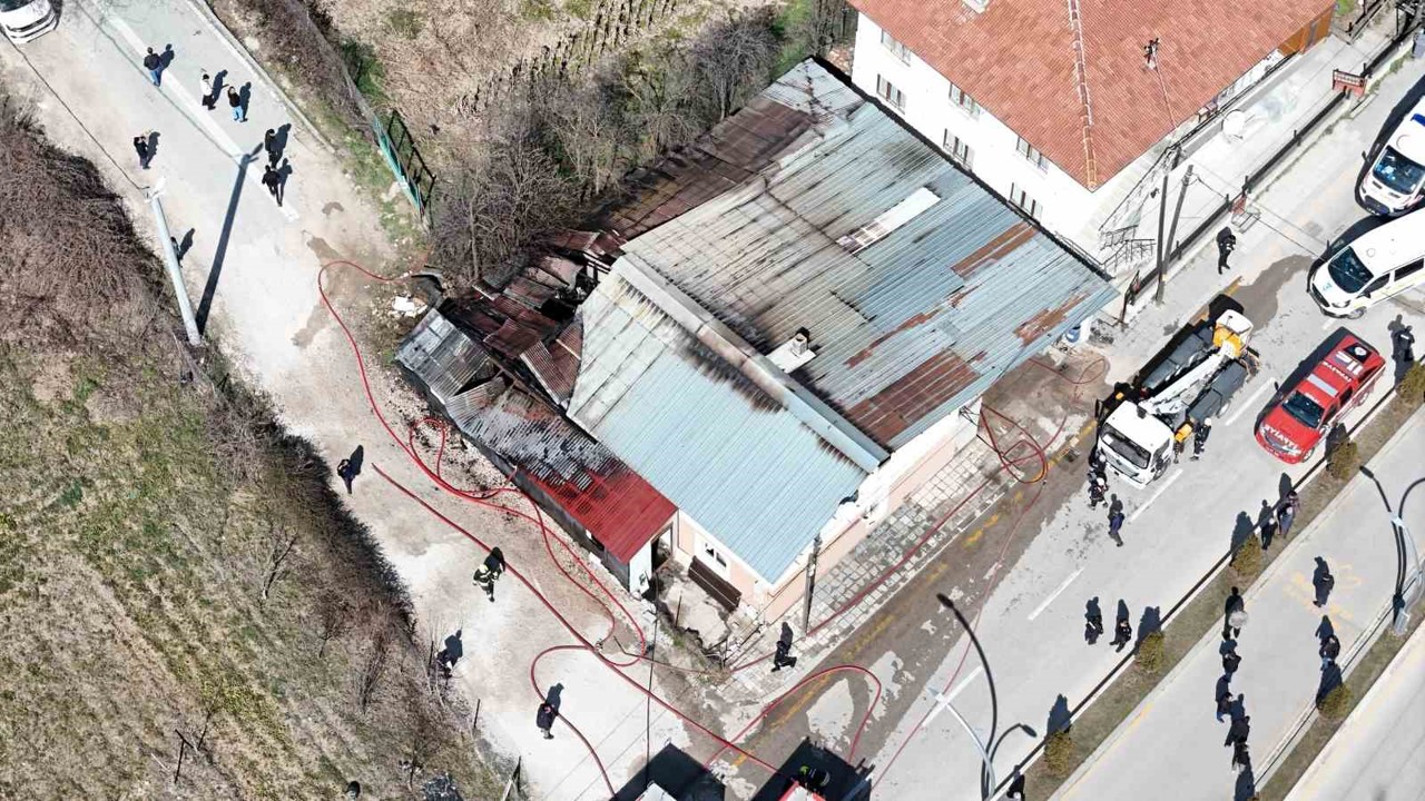 Bolu’da mobilya atölyesiyle bitişikteki ev alevlere teslim oldu
