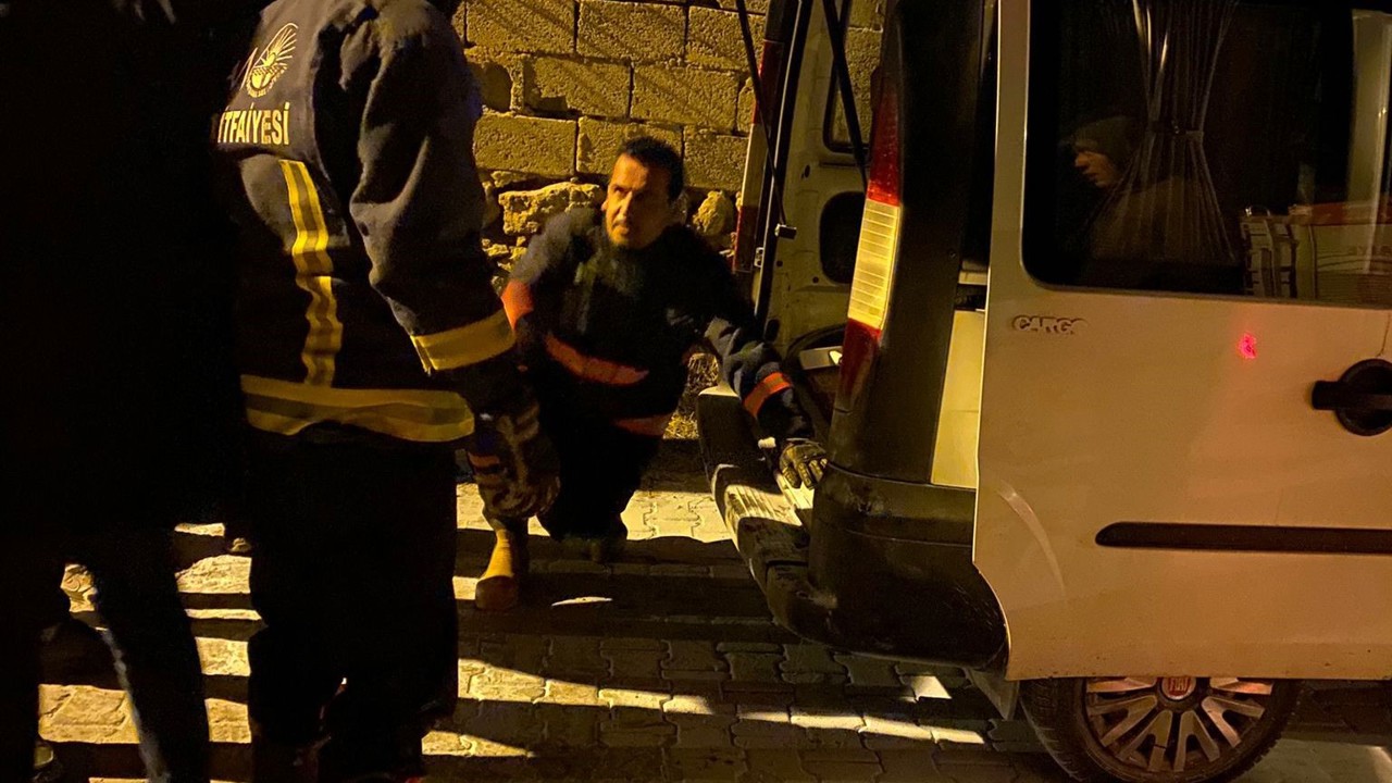 Van’ın Edremit ilçesinde park halindeki kamyonetin motoru yandı
