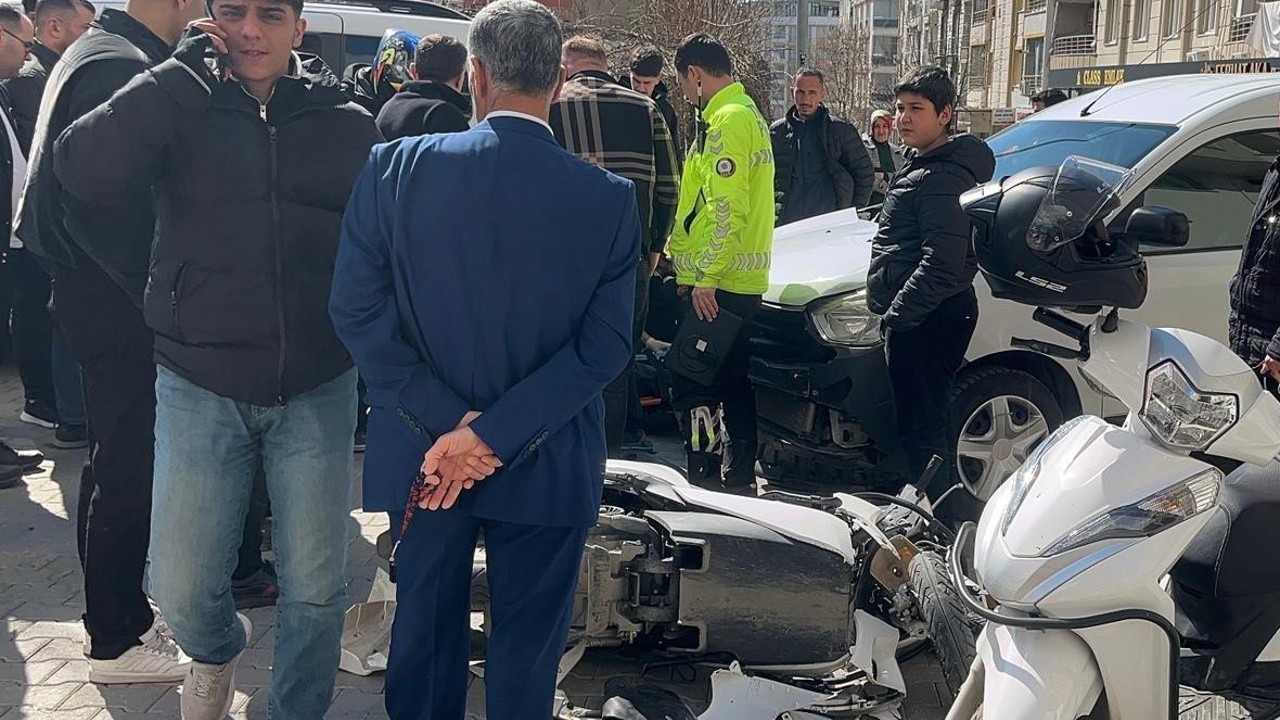 Siirt’te hafif ticari araçla çarpışan motosikletli yaralandı
