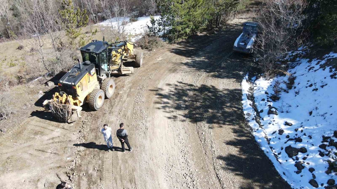 Kastamonu’da kışın hasar gören köy yollarında onarım mesaisi
