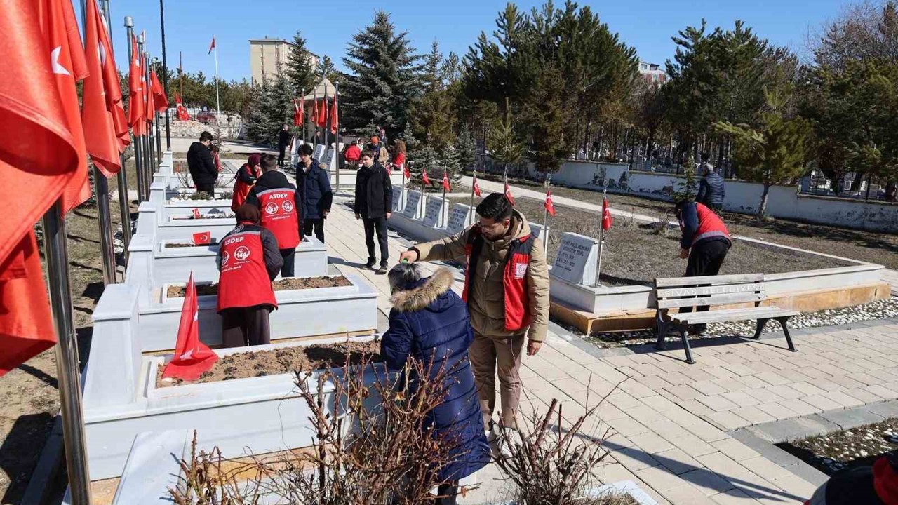 El ele verip mezarlıkları temizlediler
