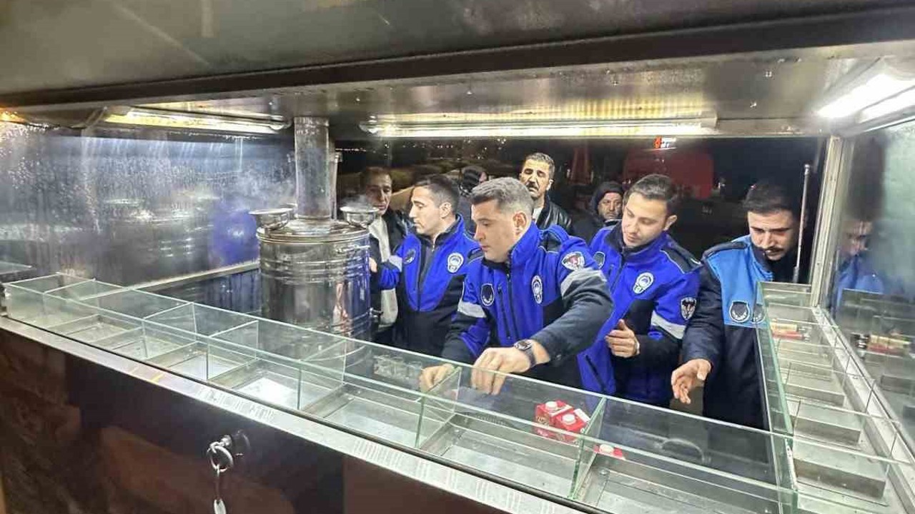 İzmir’de iki bardak çayı 300 liraya satan satıcıların malzemelerine el konuldu
