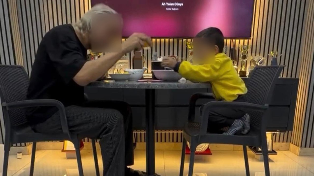 İzmir’de çocuğunu alkol masasına oturtan baba adli kontrolle serbest
