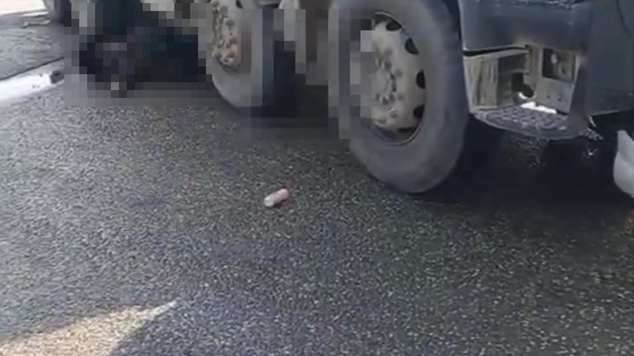 Beton mikserinin altında kalan motosikletli feci şekilde can verdi
