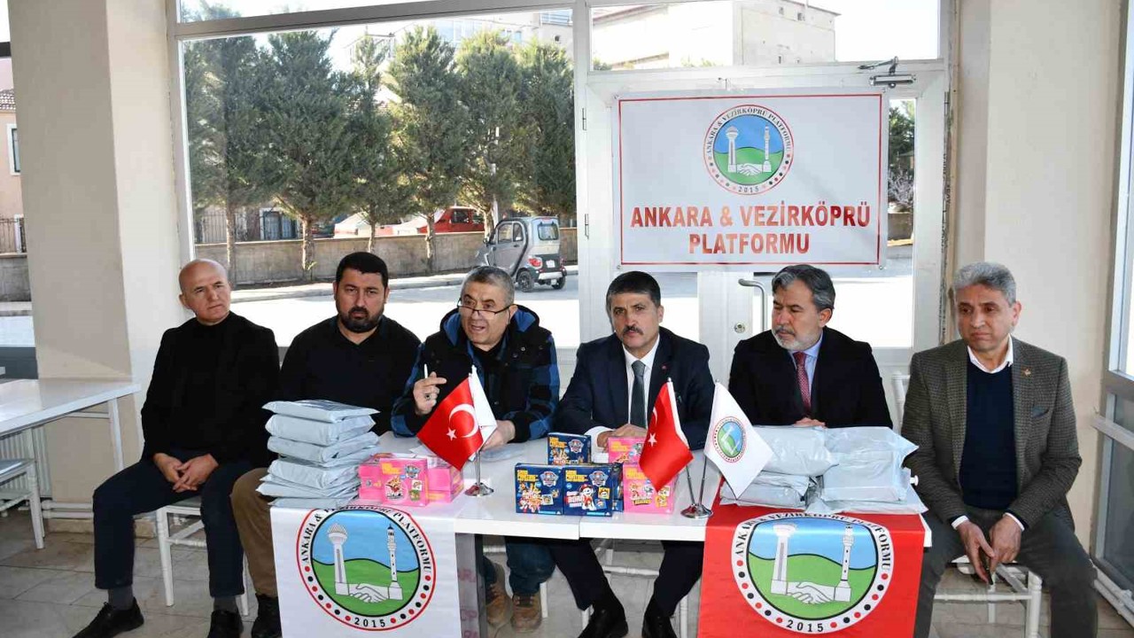 Vezirköprü’de 555 öğrenciye bayramlık
