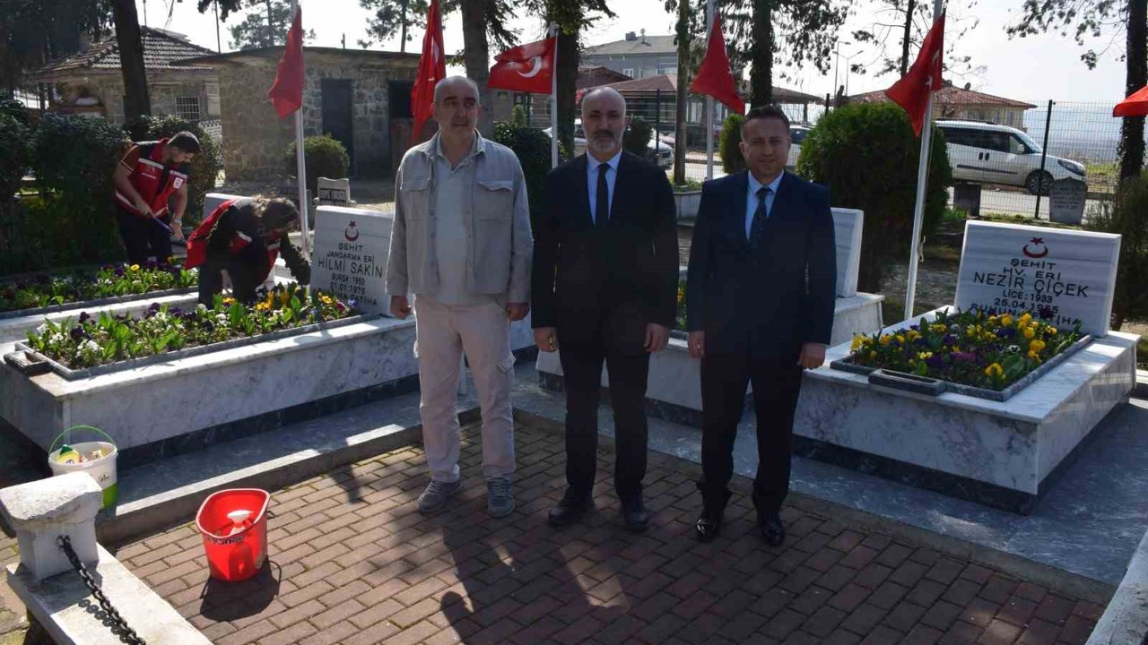 Bayram öncesi şehit mezarlarında çalışmalar yapıldı
