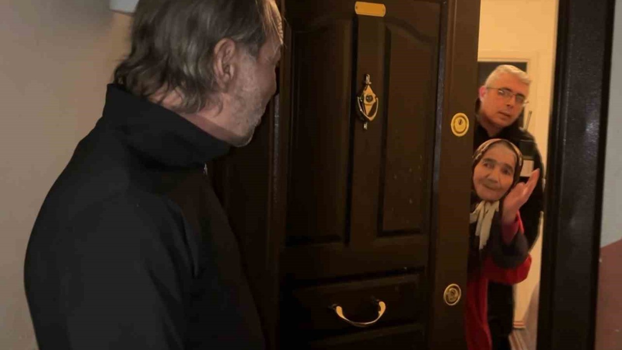 Alzheimer anne oğlunu unuttu, sokakta kalan oğlu için ekipler seferber oldu
