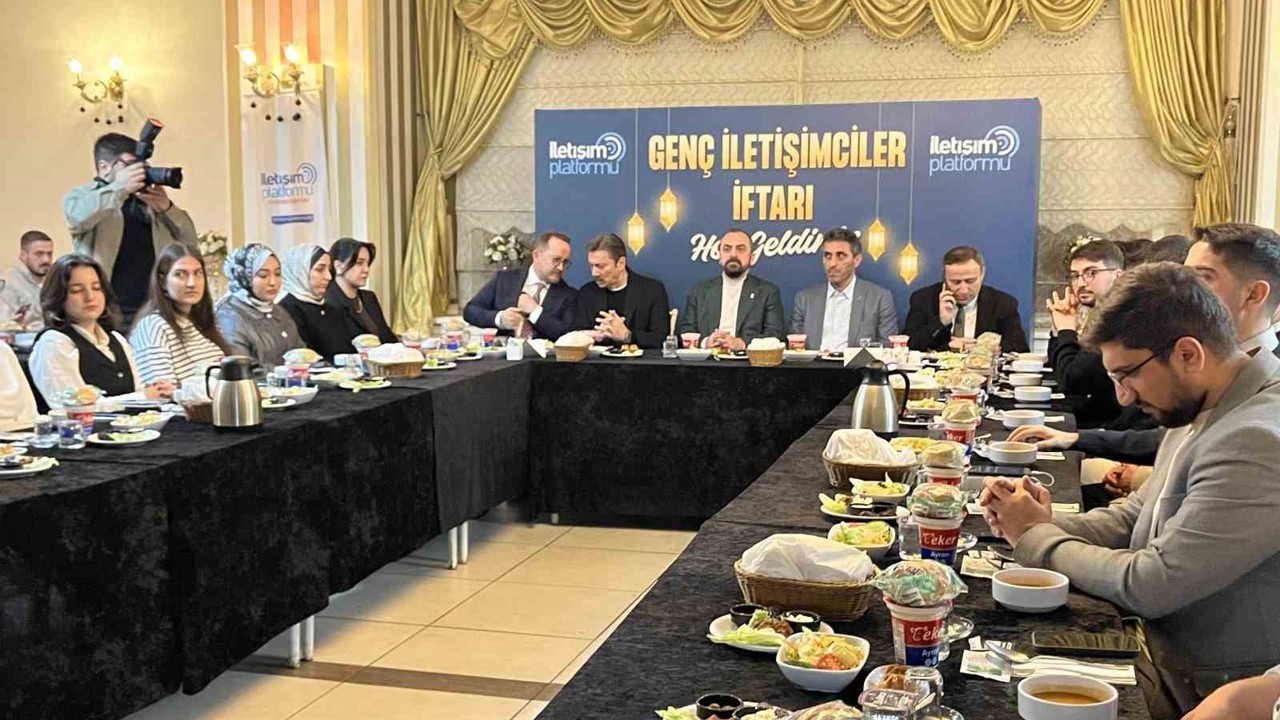 İstanbul’da iletişim fakültesi öğrencileri AK Parti’nin düzenlediği iftarda buluştu

