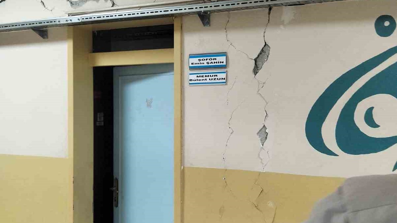 Tokat’ta 5,5 büyüklüğündeki deprem okul duvarlarını çatlattı
