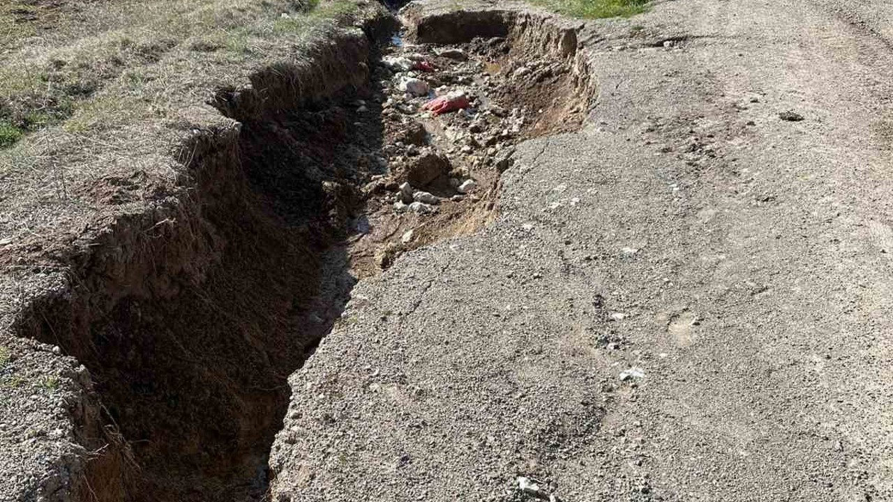 Çameli Belediyesi yol bakım çalışmalarına hız kesmeden devam ediyor
