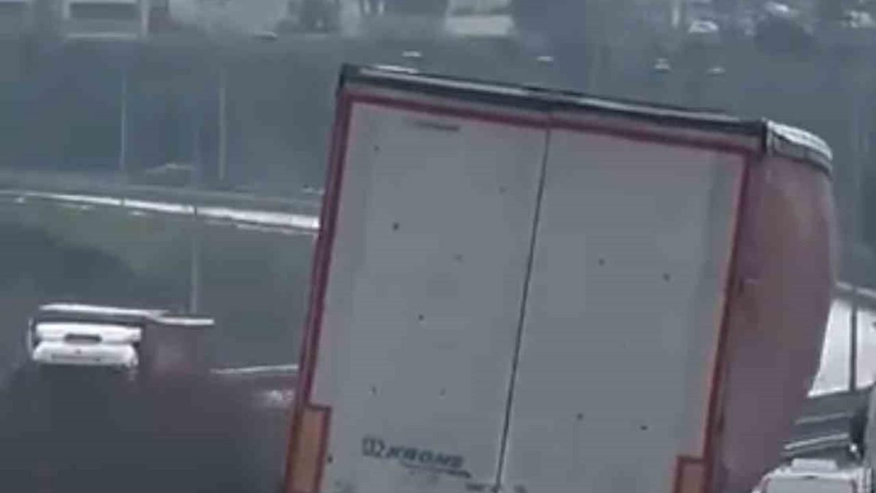 Bursa’da tır yan şekilde ilerledi
