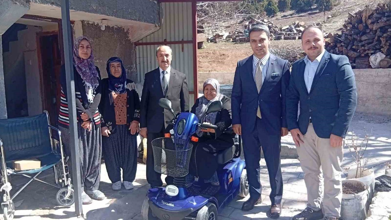 Mahalleli birleşti, engelli kadına akülü tekerlekli sandalye aldı
