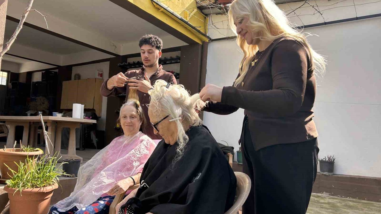 Bergama’da şehit ve gazi ailelerine bayram öncesi saç bakımı
