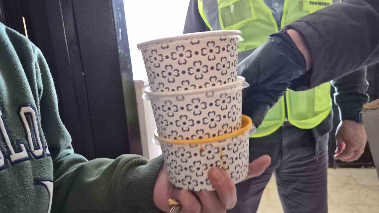 İhtiyaç sahibi vatandaşlar hayırseverlerin katkısıyla iftar yapıyor
