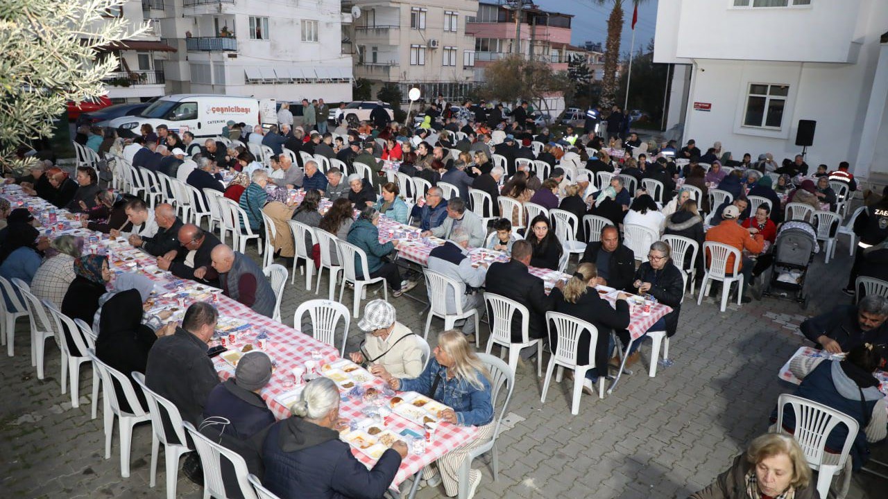 Edremit Belediyesi iftar sofraları Altınoluk’ta kuruldu
