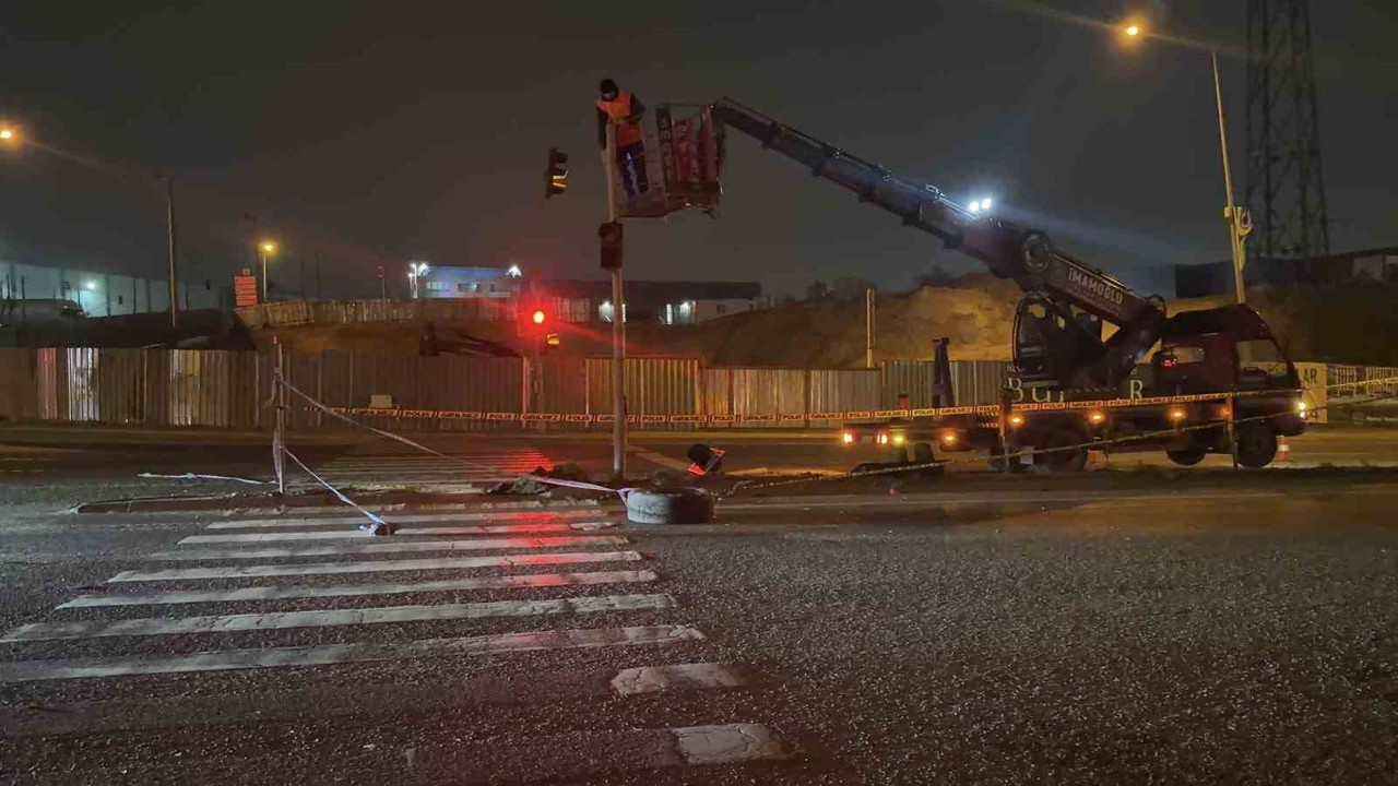 Kocaeli’de işçi servisi ile otomobil çarpıştı: 11 yaralı
