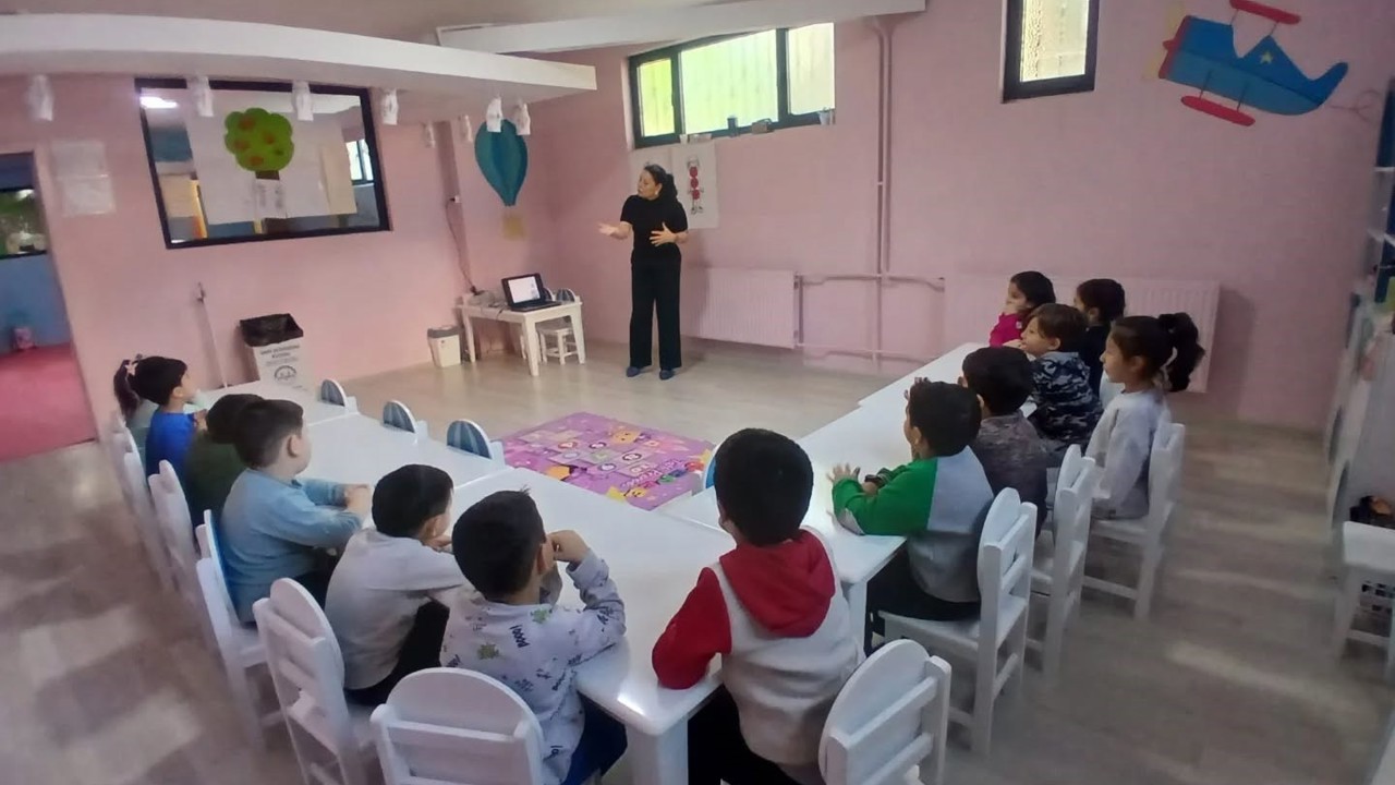 Sağlık personelinden minik öğrencilere hijyen eğitimi
