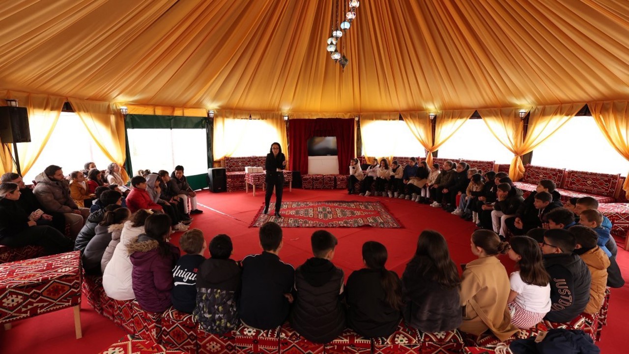 Otağ çadırında minik kitapseverler için imza günü
