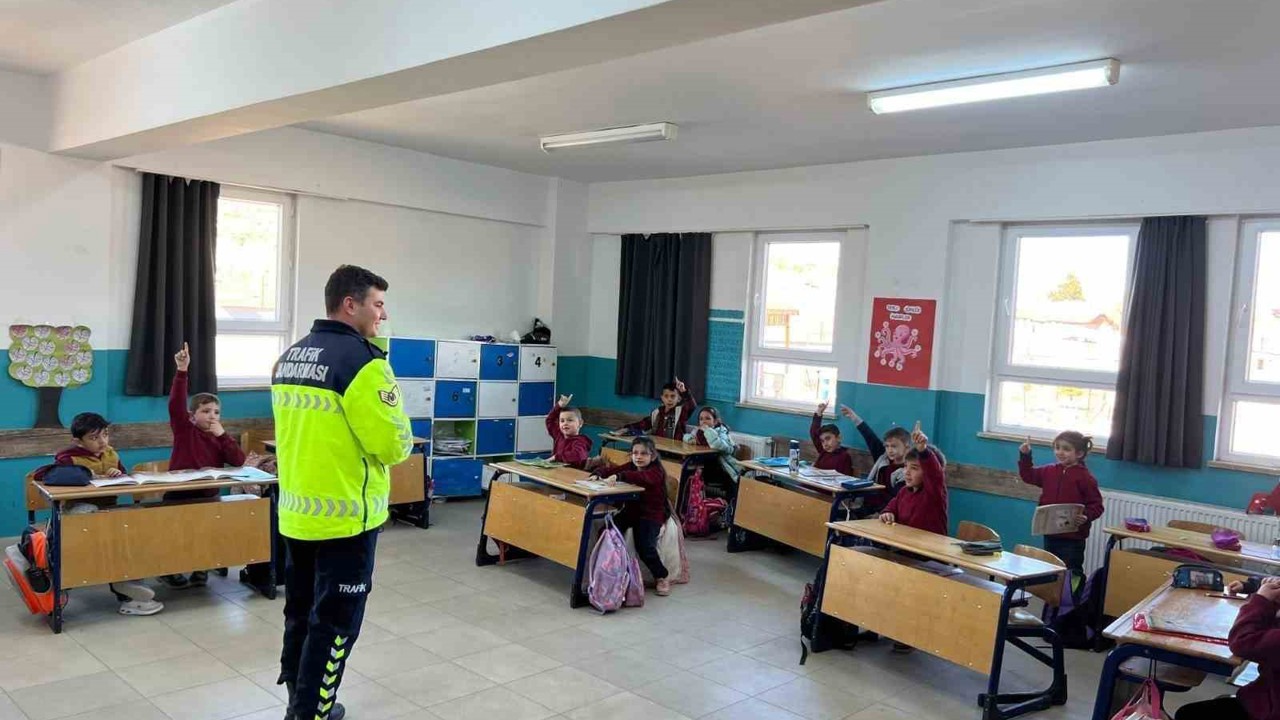 Kütahya’da jandarmadan öğrencilere trafik eğitimi
