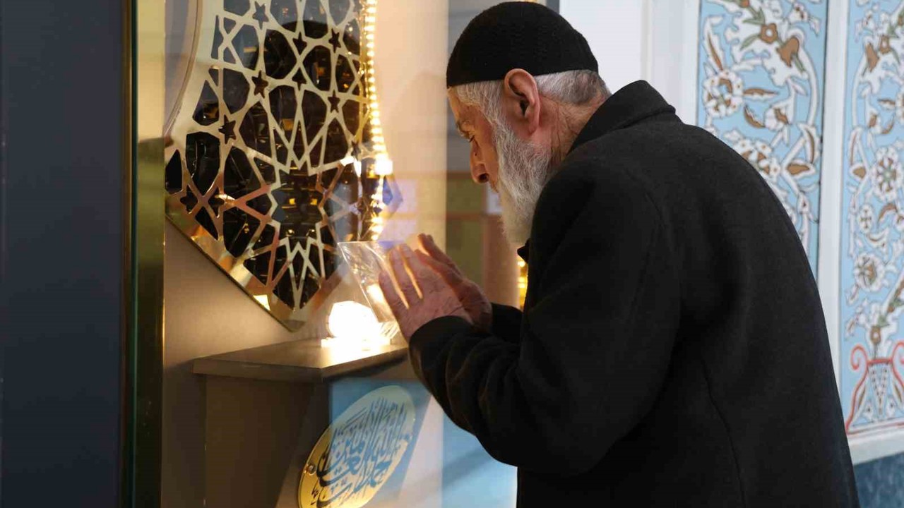 Bu camide Peygamber Efendimiz ’in Sakal-ı Şerifi her gün ziyarete açık
