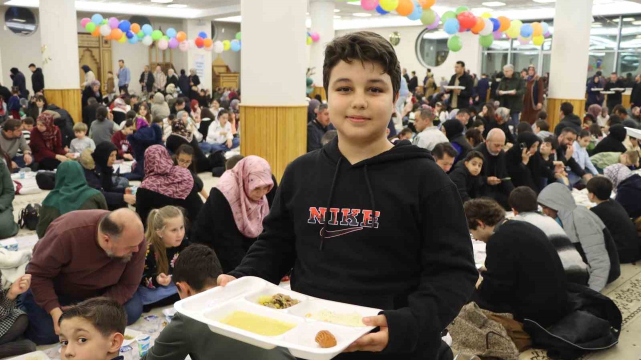Eskişehir Fatih Sultan Mehmet İmam Hatip Ortaokulu’nda iftar sevinci
