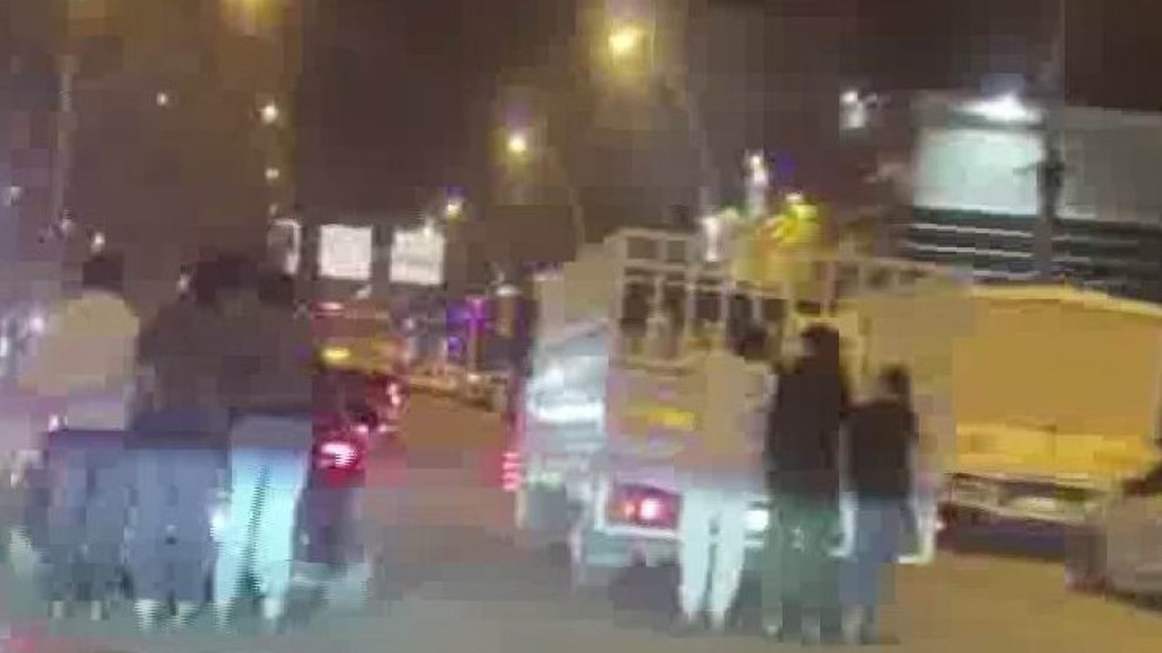 Hem canlarını hem trafiği tehlikeye attılar
