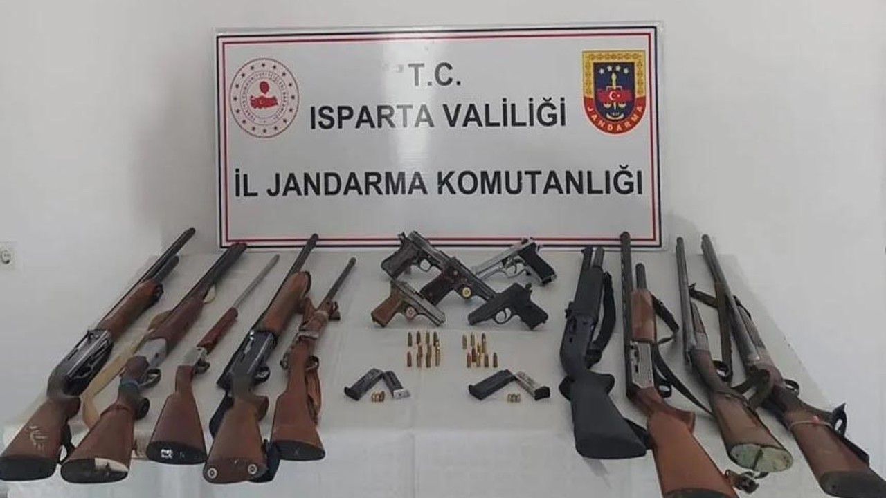 Eğirdir’de ruhsatsız silah operasyonu: 5 şüpheli gözaltına alındı
