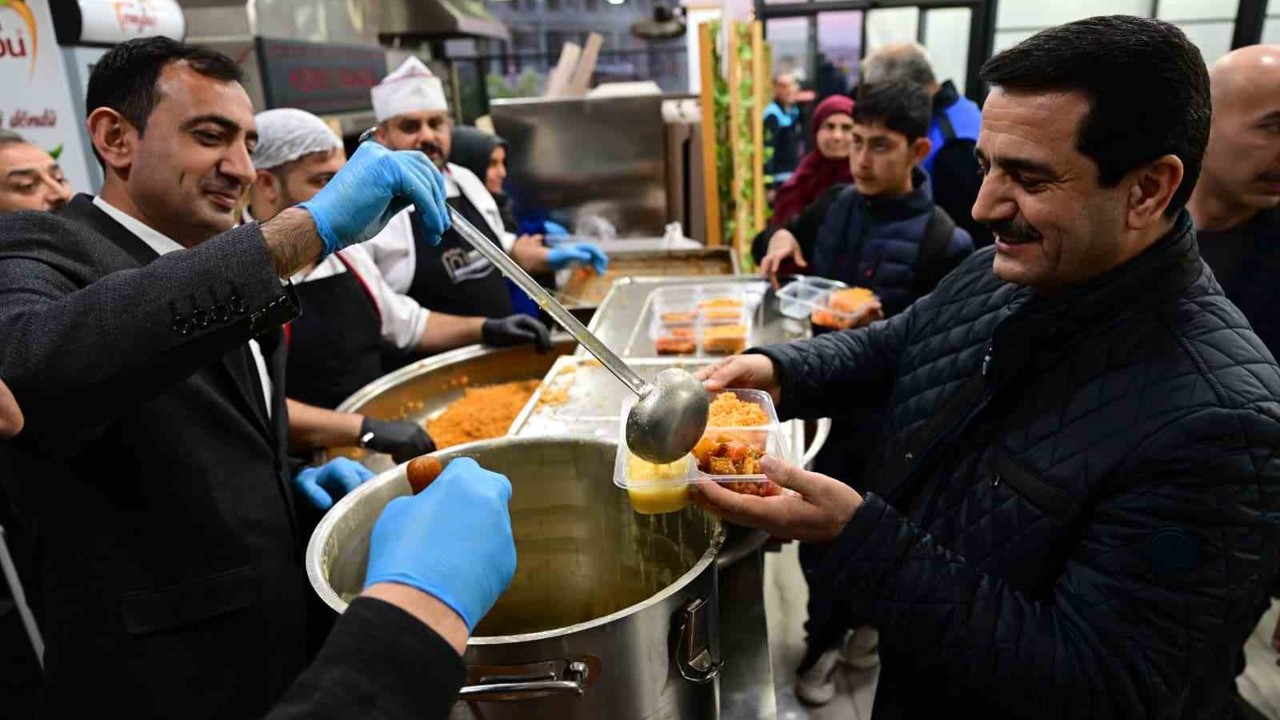Başkan Taşkın vatandaşlarla iftar sofrasında buluştu
