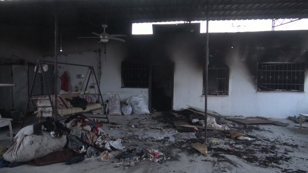 Alevlere teslim olan evde ailenin 50 yıllık hatıraları küle döndü
