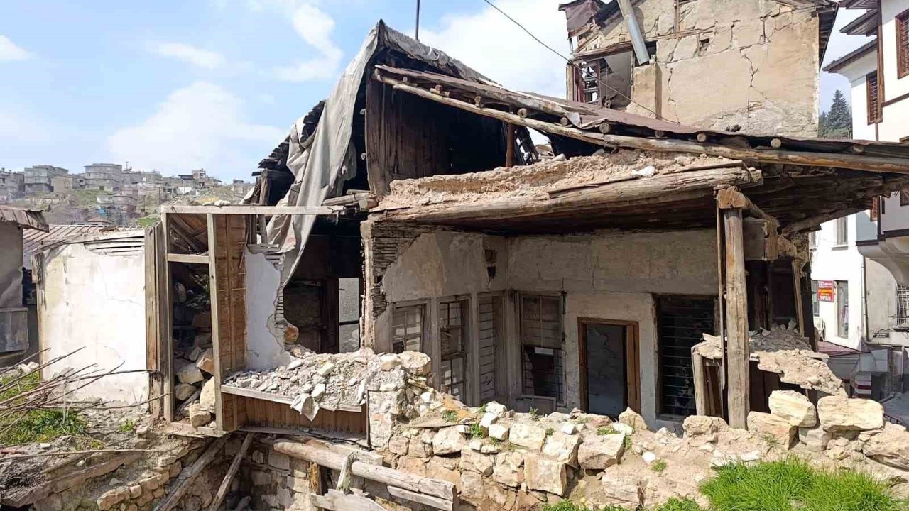 Kahramanmaraş’ta metruk binalar korku saçıyor
