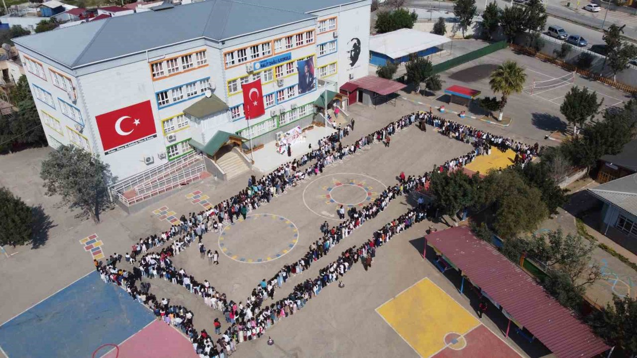 Adana’da ara tatile giren öğrenciler okul bahçesinde bayramlaştı
