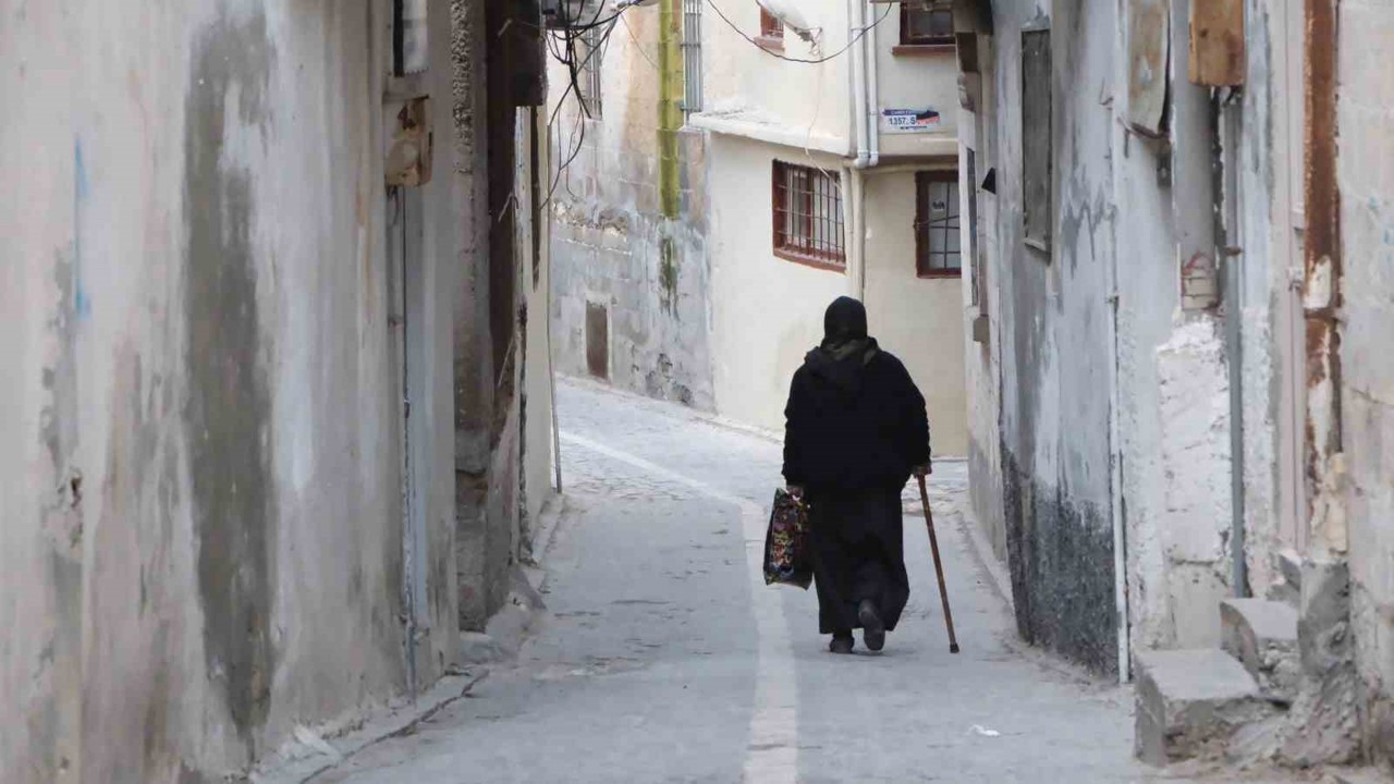 Şanlıurfa’nın tarihi sokakları aydınlatılıyor
