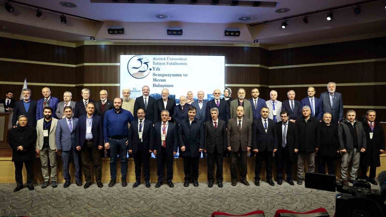 İlahiyat Fakültesinin 55. kuruluş yılı sempozyumu ve mezun buluşması gerçekleştirildi
