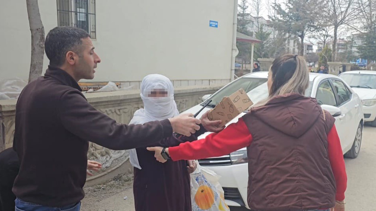 Elazığ’da dilenci zabıtalara yakalandı: "Al senin olsun" diyerek parayı teklif etti
