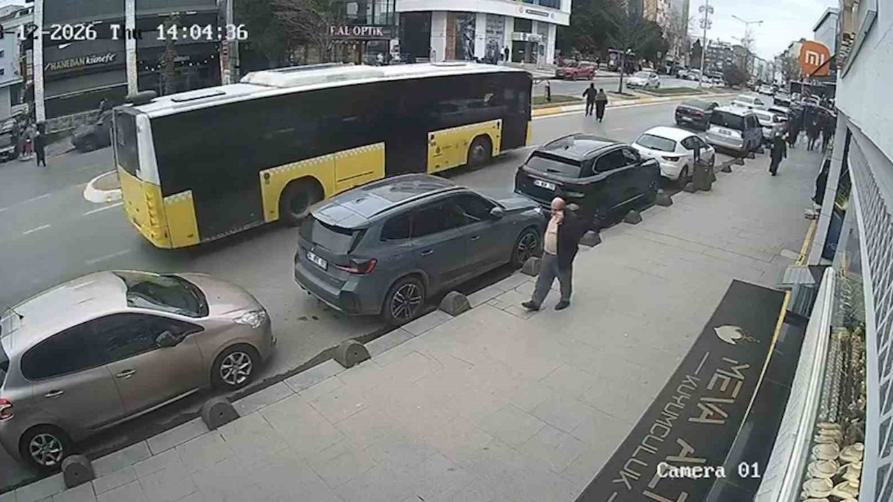 Cenazeden çıkıp yolun karşısına geçiyordu: İETT otobüsü çarptı, hayatını kaybetti
