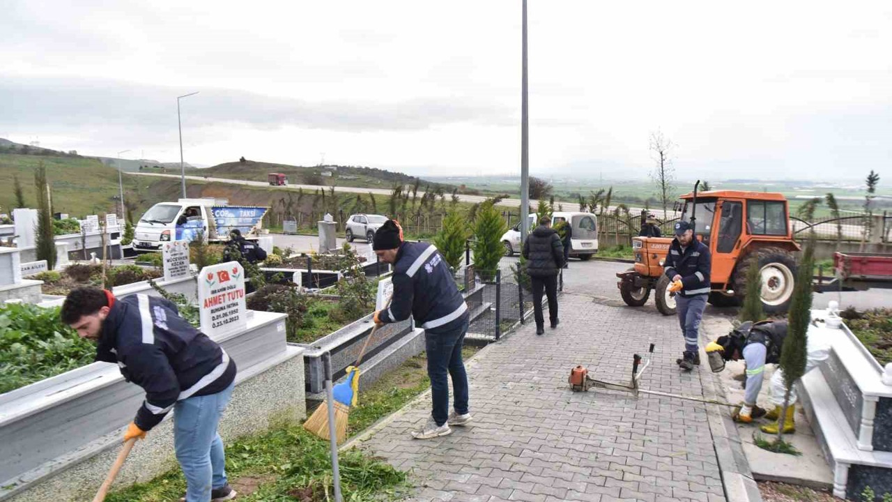 Altıeylül’de bayram öncesi mezarlıklarda yoğun mesai
