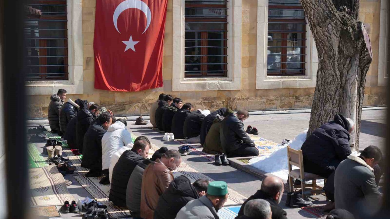Ramazan’ın son Cuma namazında yoğunluk: Bayburt’ta camilere sığmayan cemaat avluda saf tuttu
