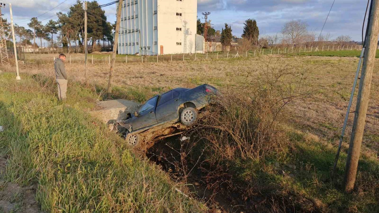 Otomobil su kanalına düştü, sürücü yaralandı
