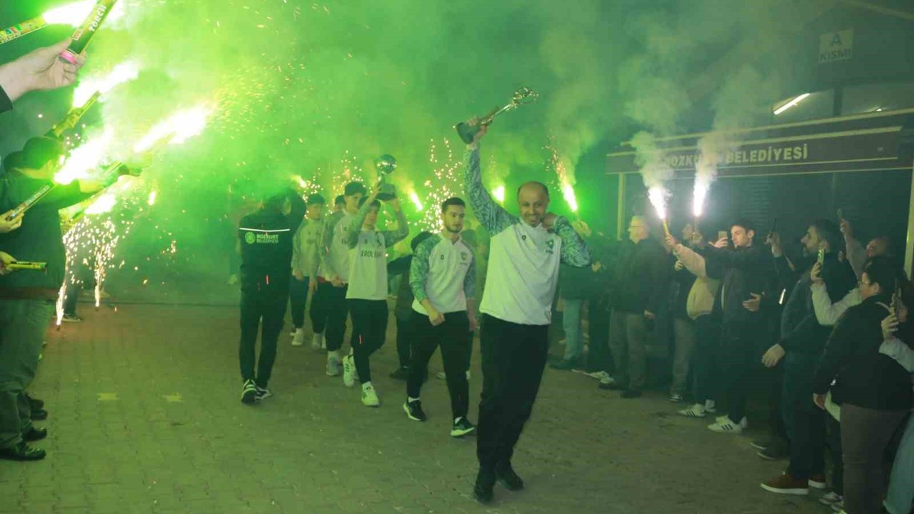 Türkiye şampiyonu olan öğrencilere coşkulu karşılama
