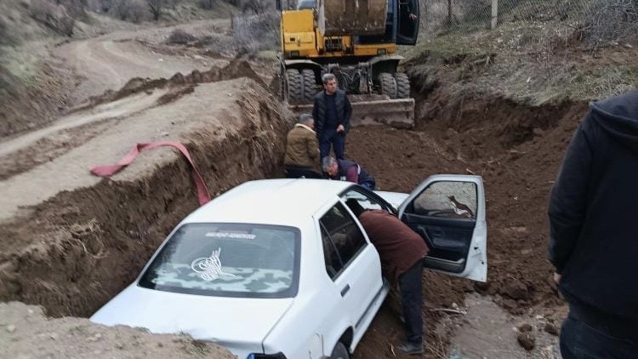Elazığ’da çukura düşen araç kurtarıldı

