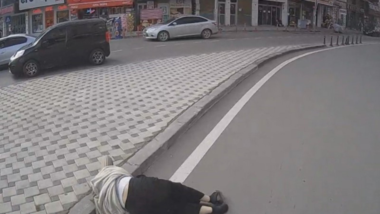 Otobüsün çarptığı genç kadının öldüğü kaza güvenlik kamerasında
