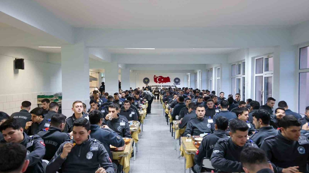 Vali Sözer, polis adaylarıyla iftarda buluştu
