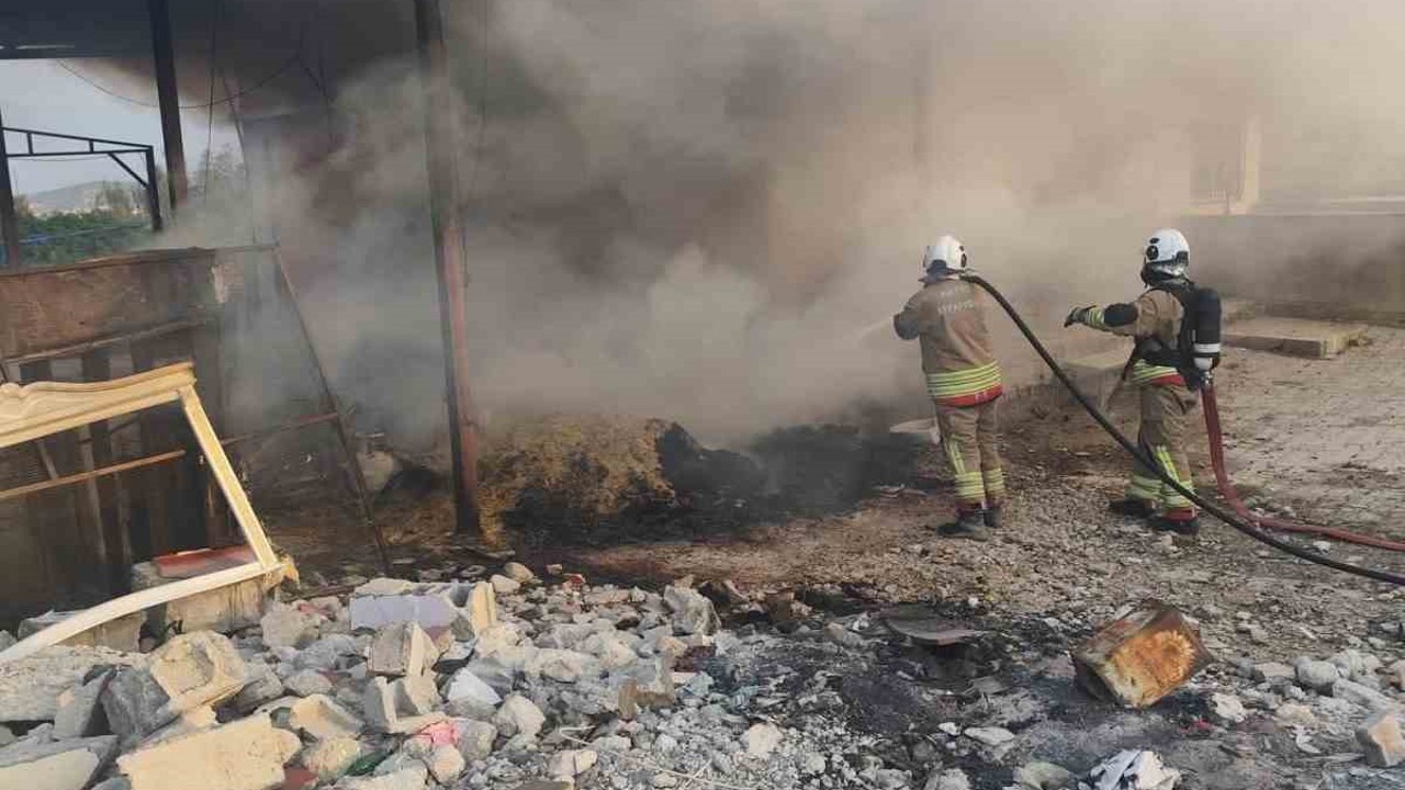 Antakya’da odunlukta çıkan yangın eve sıçramadan söndürüldü
