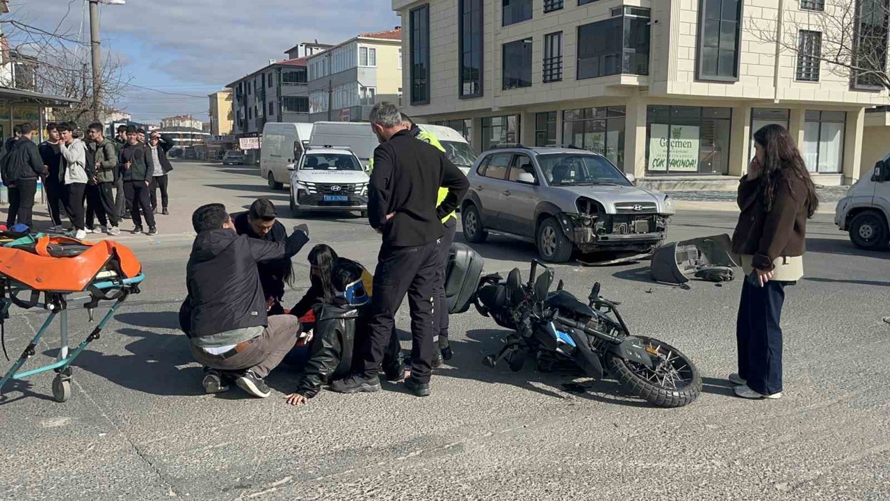 Tekirdağ’da otomobil ile motosikletin kaza anı kamerada
