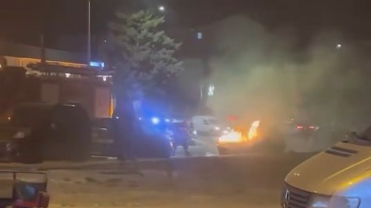 Alev alan aracı itfaiye ekipleri söndürdü
