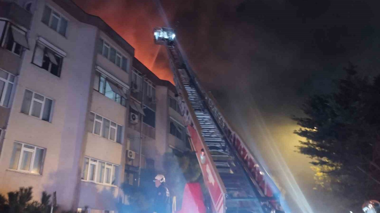 Üsküdar’da site içindeki binanın çatısında yangın paniği
