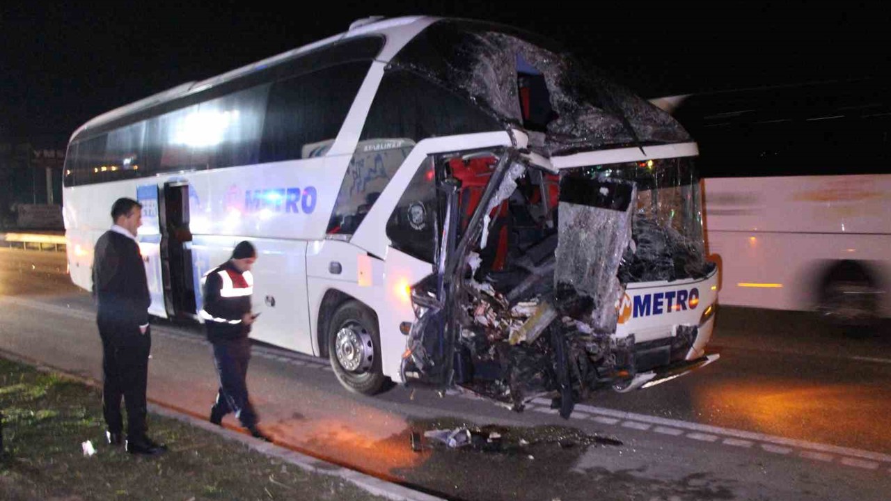 Amasya’da yolcu otobüsü ile tırın çarpıştığı kazada 11 yaralı
